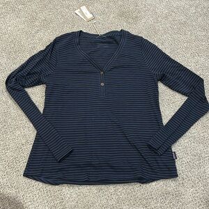 Patagonia Women’s V neck shirt
